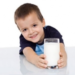 Молоко в детском рационе: прививаем здоровые привычки