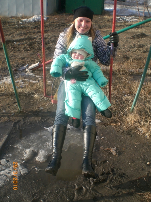 Вот так с трудом мы с тётей залезли на качельку