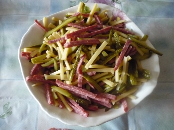 Салат с копченой колбасой и солеными огурцами рецепт Салат с копченой колбасой и солеными огурцами рецепт