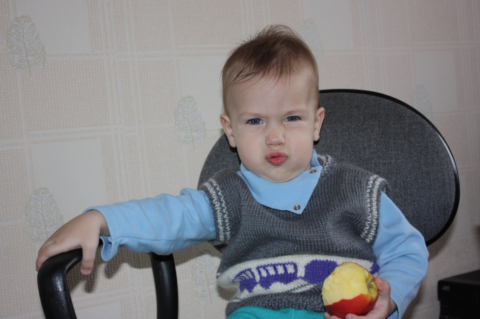Годик и 2 мес. Смешные гримаски:) 