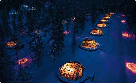      . Hotel & Igloo Village Kakslauttanen (,  ).