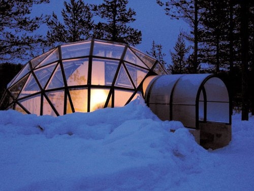      . Hotel & Igloo Village Kakslauttanen (,  ).