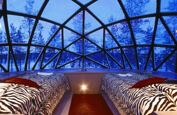      . Hotel & Igloo Village Kakslauttanen (,  ).