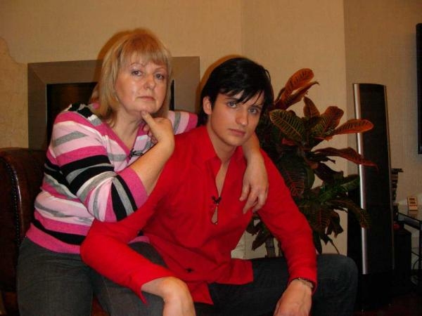 Знаменитости с родителями) Дмитрий Колдун с мамой.