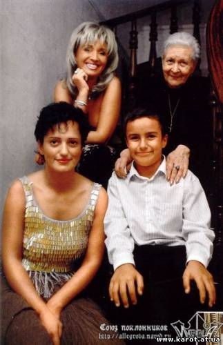 Знаменитости с родителями) Ирина Аллегрова с мамой, дочкой и внуком.