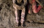 12-летняя Шаима Акрам со своей 9-летней сестрой Шамилой на кирпичном заводе в Исламабаде