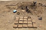Мальчик из Дарфура делает блоки из грязи в Хартуме, Судан, 17 сентября 2011