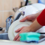 Мытье посуды вручную полезнее, чем использование посудомоечной машины